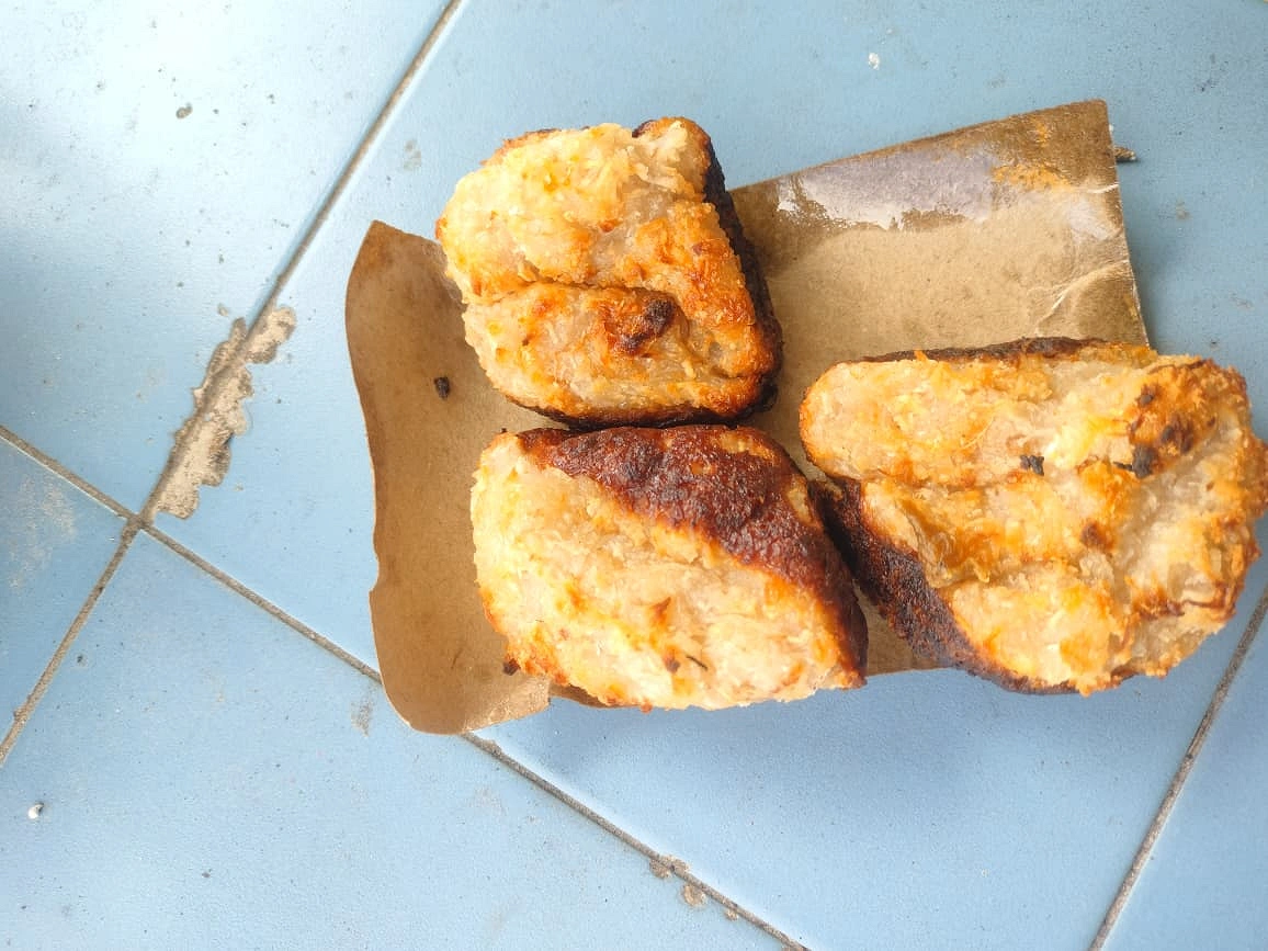 নারকেলের তৈরি এক ধরনের পিঠা পুলুট বাকার