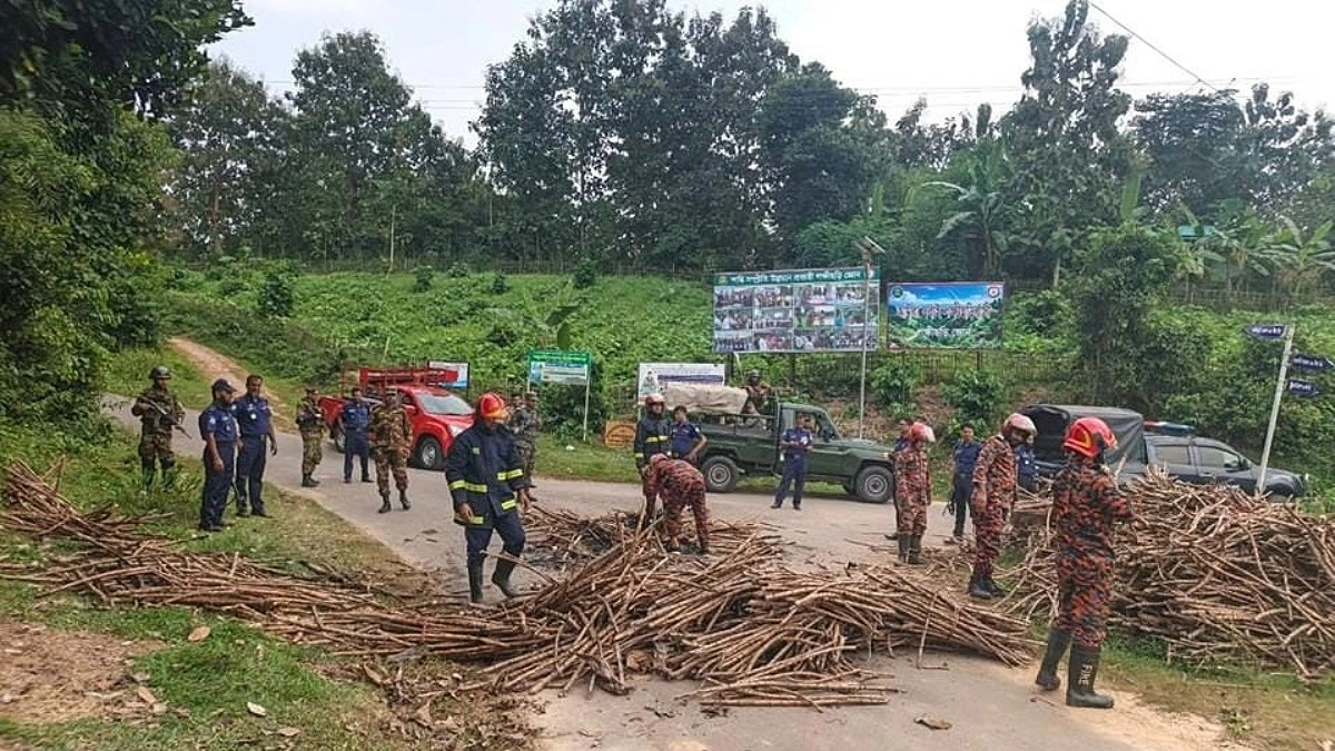 লক্ষ্মীছড়িতে সড়কের প্রতিবন্ধকতা সরাল সেনাবাহিনী, চলাচলে স্বস্তি