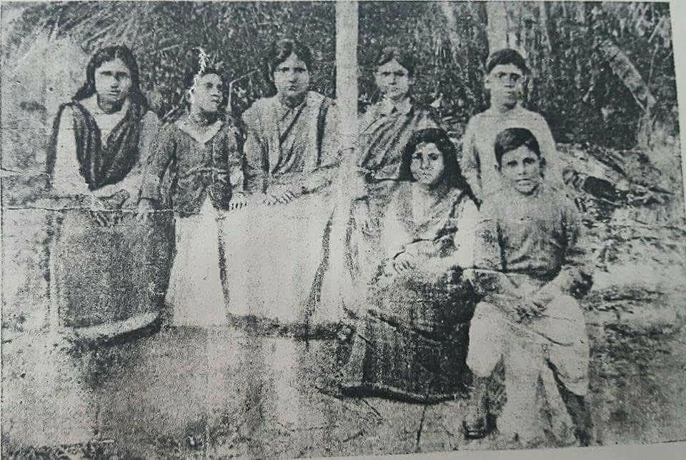 বালক জীবনানন্দ দাশ (সামনের সারির ডানদিকে, মোড়ায় বসা) স্থান: হাওড়া গার্লস কলেজ, কলকাতা