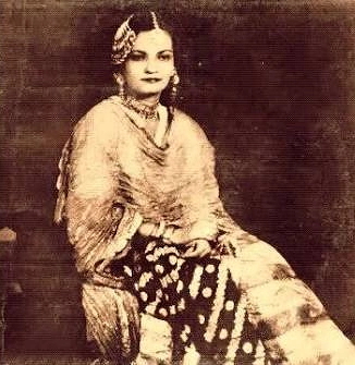 মাত্র পনেরো বছর বয়সে প্রথম মঞ্চে গজল পরিবেশন করেন বেগম আখতার