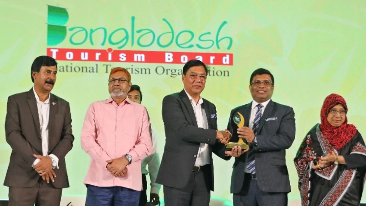 টেকসই পর্যটন উদ্যোগে বর্ষসেরা পুরস্কার পেলেন শাখাওয়াত হোসেন
