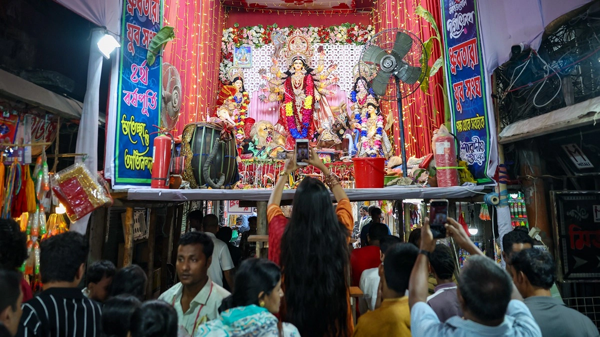 শাঁখারীবাজারের একটি পূজামণ্ডপে ভিড় করেছেন দর্শনার্থীরা