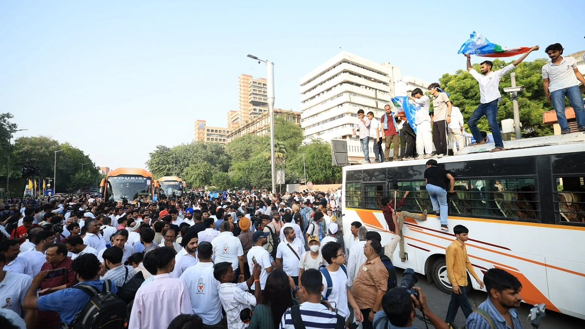 অশোকা রোডে রাহুল-সহ বিরোধী সাংসদদের আটক করল দিল্লি পুলিশ