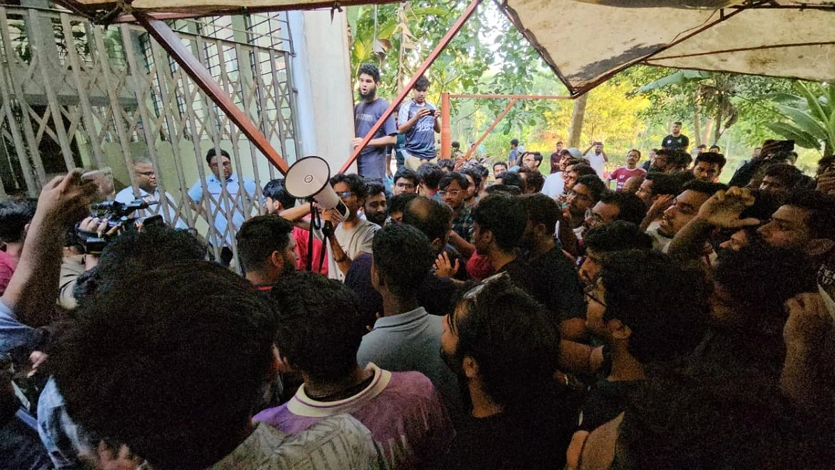 একপাশে শিক্ষার্থীরা আরেকপাশে ‘অসহায়’ ভিসি, মাঝখানে লোহার গেইট