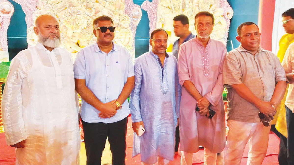 পূজামণ্ডপ ঘুরলেন হুইপ দুলু ও মনোজ কুমার