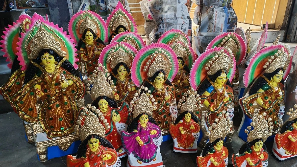 কোটালীপাড়ায় জমজমাট লক্ষ্মী প্রতিমার হাট
