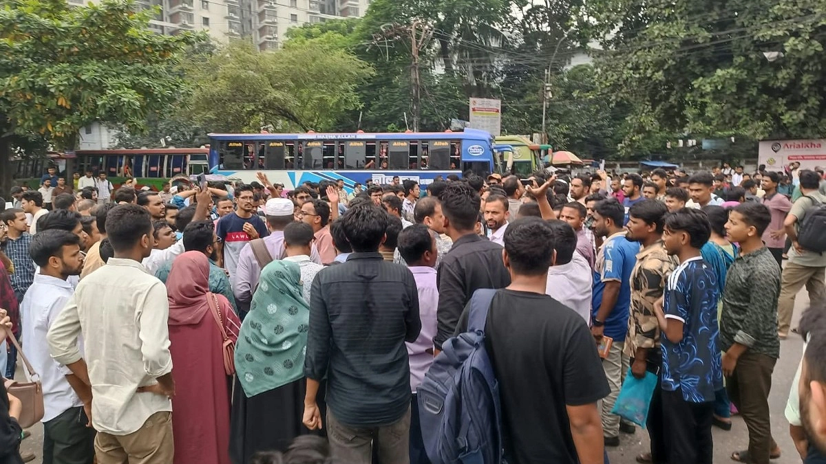 প্রশ্নপত্র ফাঁসের অভিযোগে নিয়োগ পরীক্ষা স্থগিত, নীলক্ষেত অবরোধ