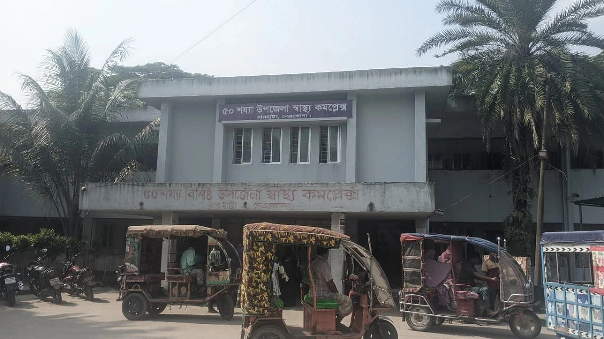 স্বামীর বিষপানে বাধা দিতে গিয়ে পড়ল স্ত্রীর মুখেও, দুজনই হাসপাতালে