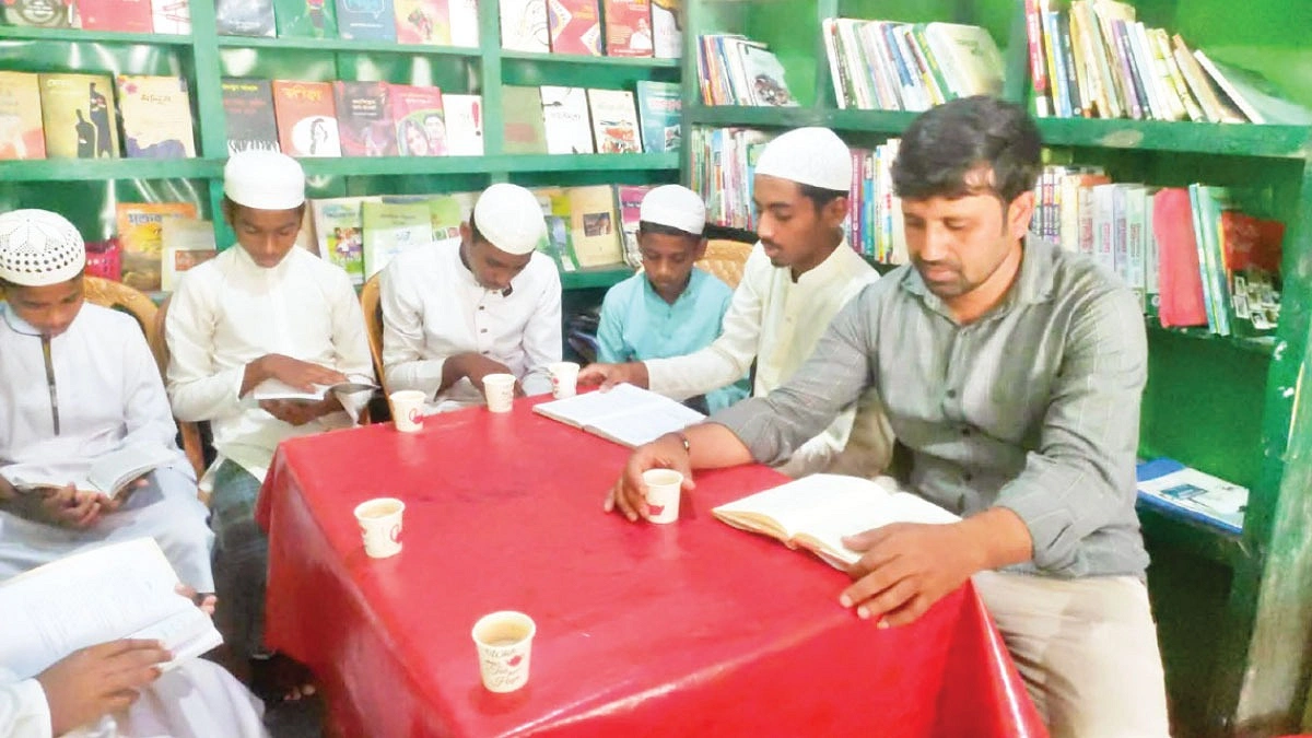 মোবাইল আসক্তি ঠেকাতে খোকনের ‘পথ পাঠাগার’