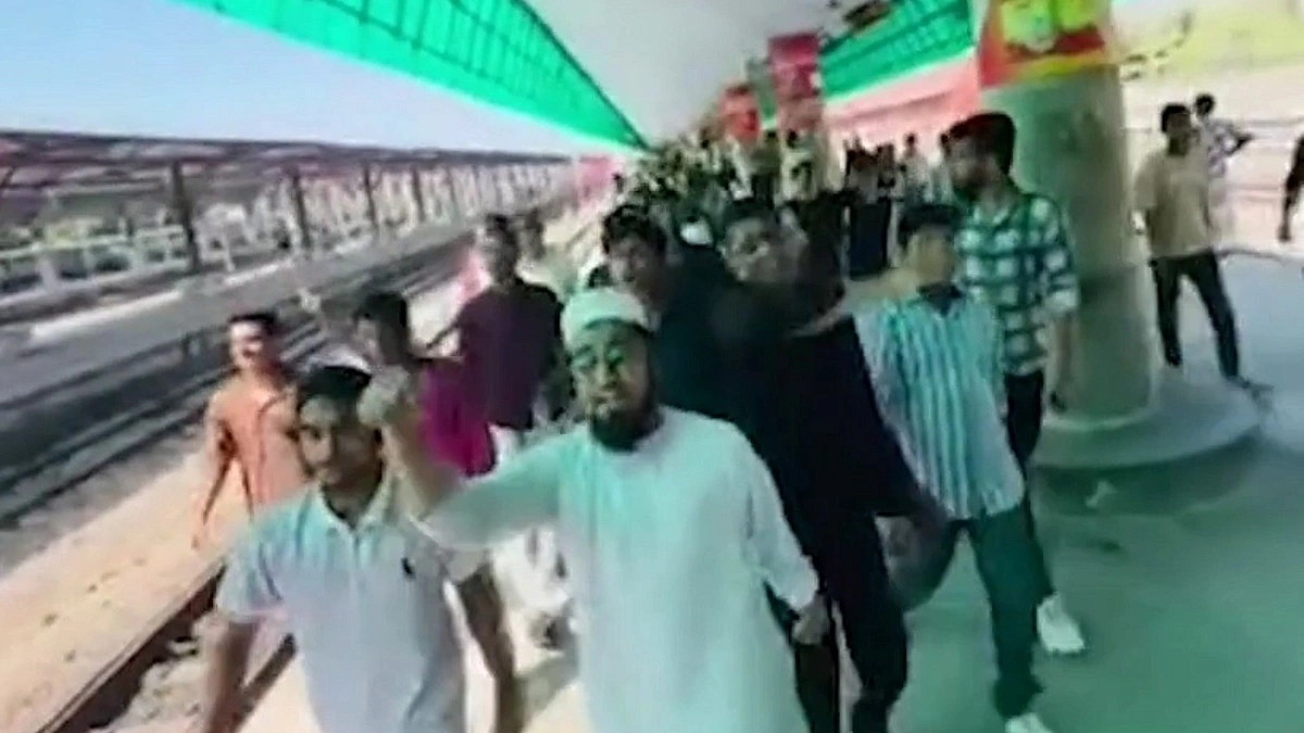 ট্রেন ছাড়তে দেরি: চট্টগ্রাম স্টেশনে যাত্রীদের বিক্ষোভ