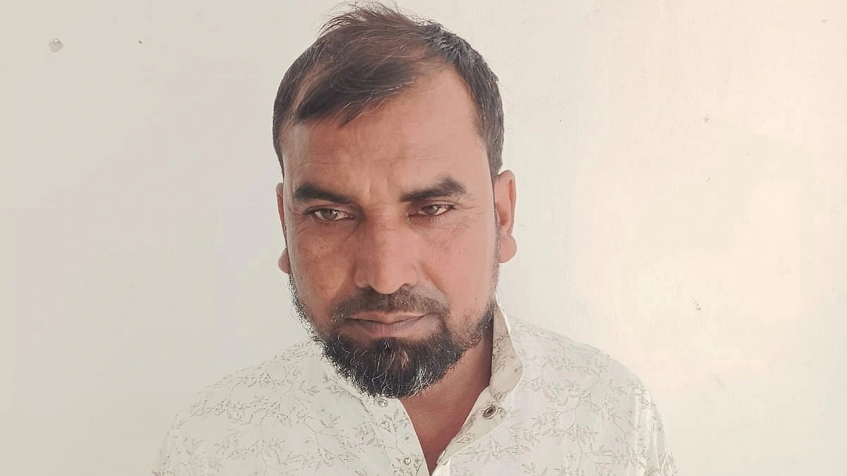 ভারতে পালানোর সময় হত্যা মামলার আসামি আটক