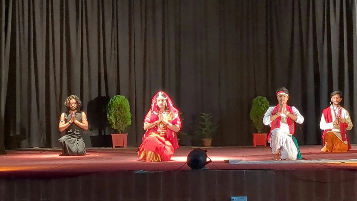 বাংলা বিভাগের প্রযোজনায় ঢাকা কলেজে ‘মহুয়া সুন্দরী’ নাটক