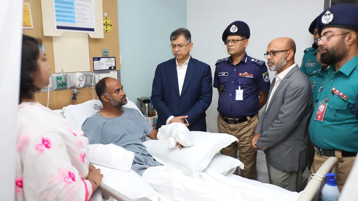 আহত পুলিশ কর্মকর্তাকে দেখতে হাসপাতালে স্বরাষ্ট্রমন্ত্রী