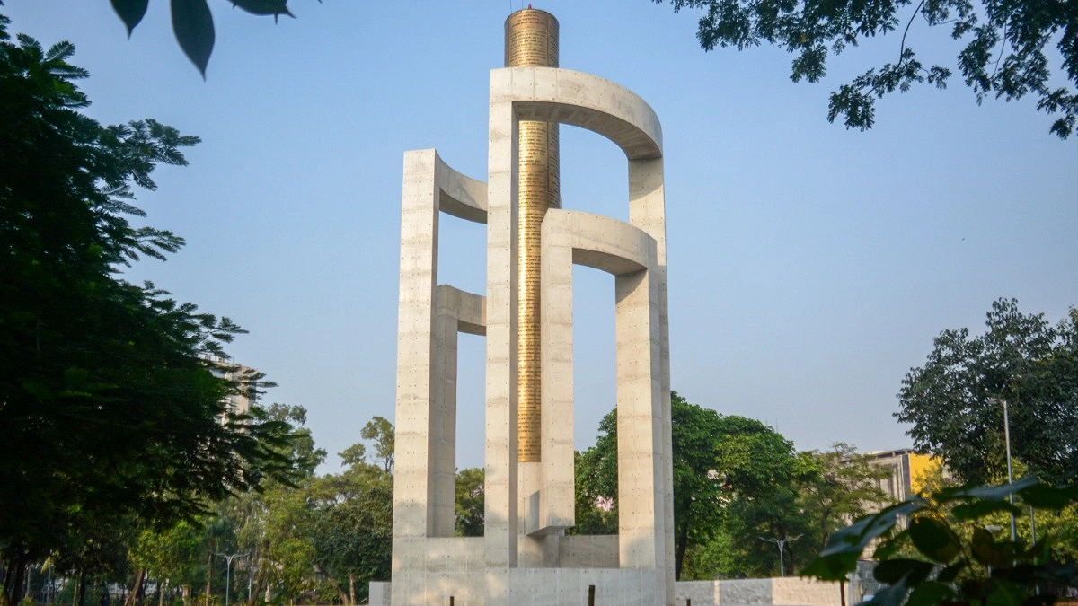 জুলাই গণঅভ্যুত্থানে শহীদদের স্মরণে ওসমানী উদ্যানে নির্মাণ করা হয়েছে জুলাই স্মৃতিস্তম্ভ