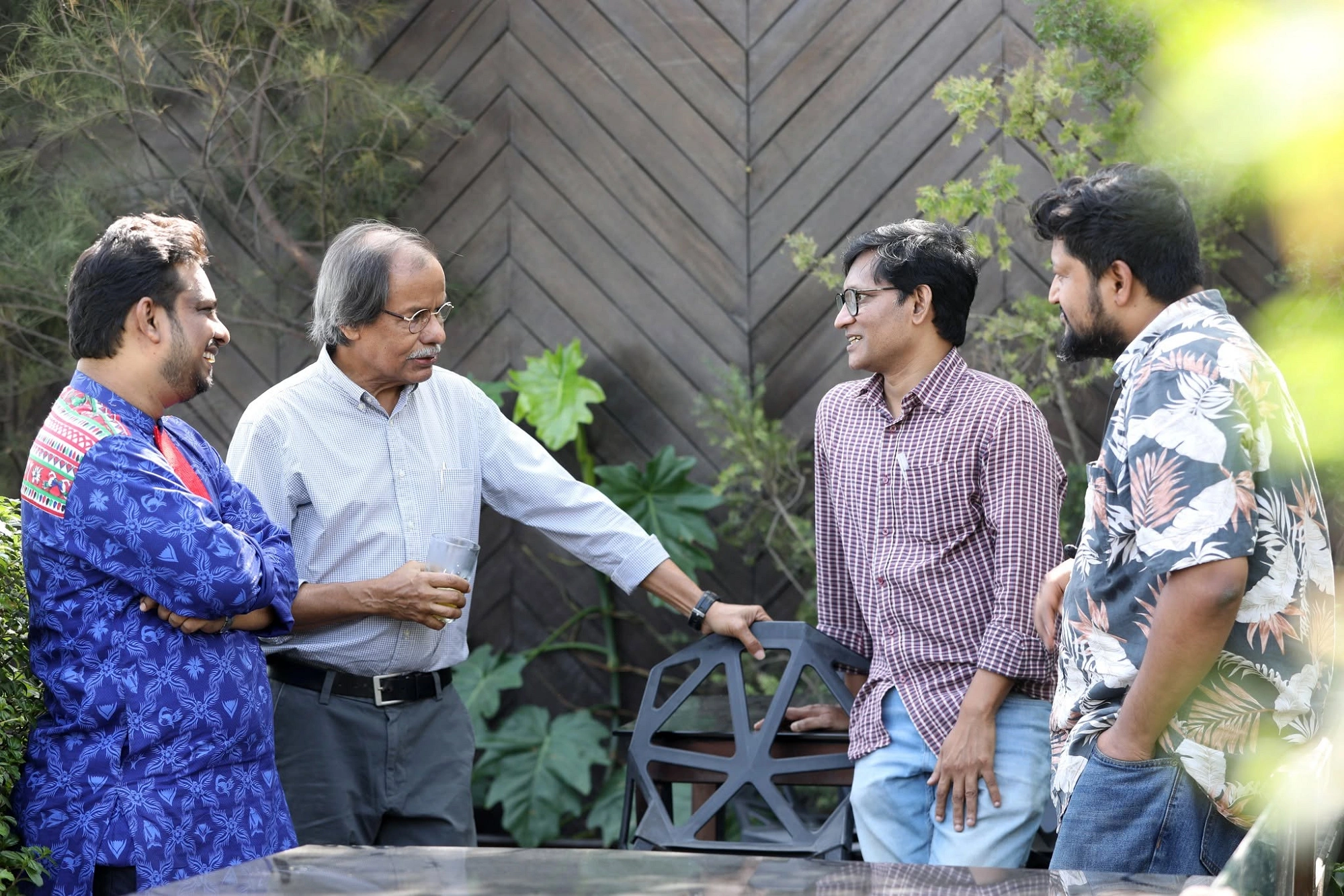 ছবি তুলতে গিয়েও জমে উঠেছে আড্ডা, শিমুল সালাহ্উদ্দিন, সৈয়দ মনজুরুল ইসলাম, সাহাদাত পারভেজ, আপেল মাহমুদ