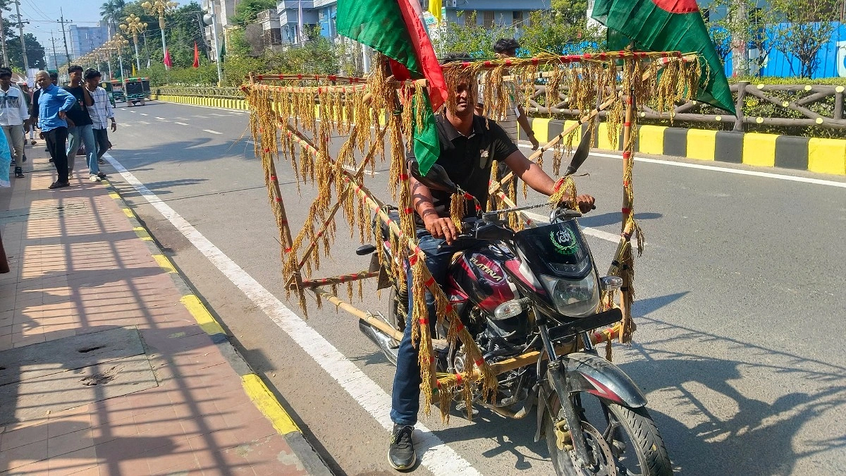 ৮০ কিলোমিটার পাড়ি দিয়ে ধানের শীষে সাজানো মোটরসাইকেল নিয়ে জনসভাস্থলে আসাদুল