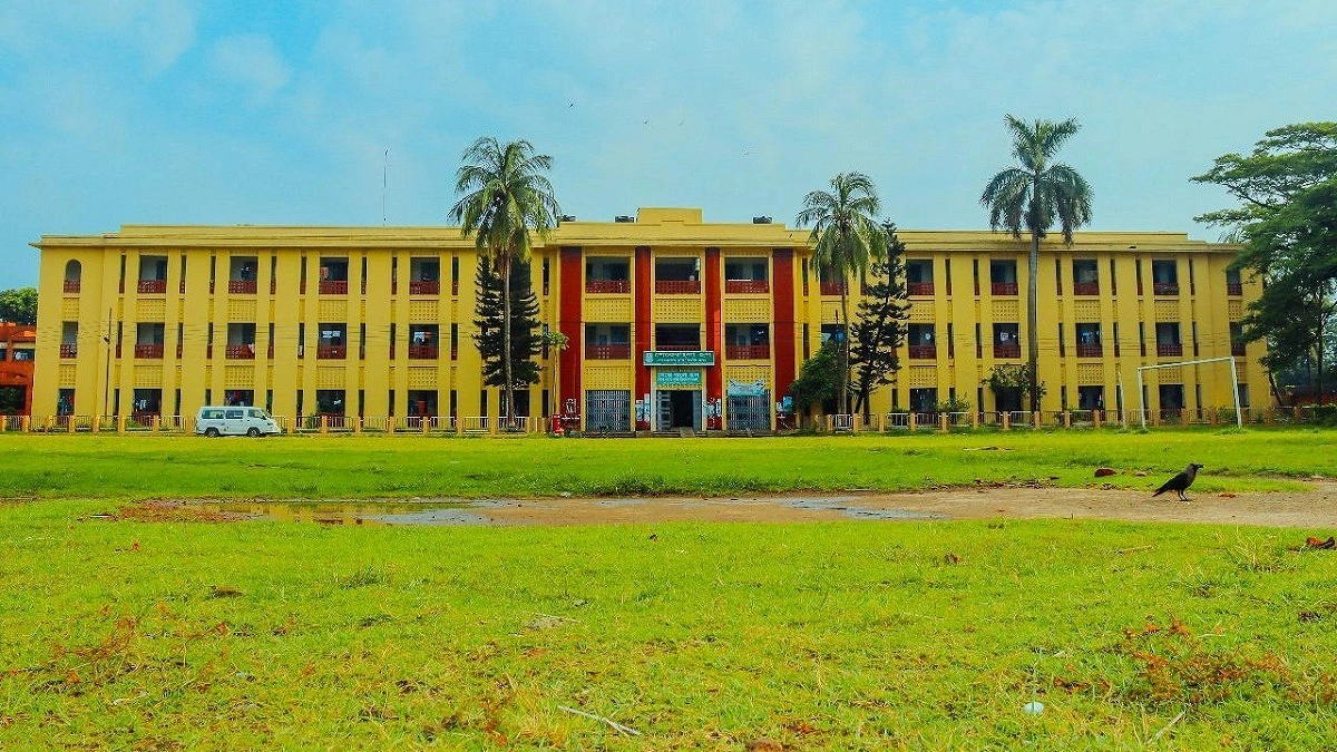 শেকৃবির হল ক্যান্টিনে পোড়া তেল ব্যবহারের অভিযোগ