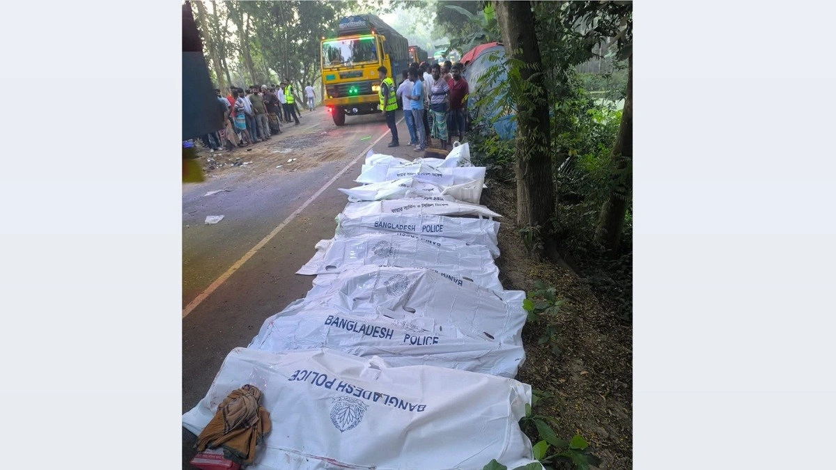 নাটোরে নিহত ১২ জনের মরদেহ পরিবারের কাছে হস্তান্তর