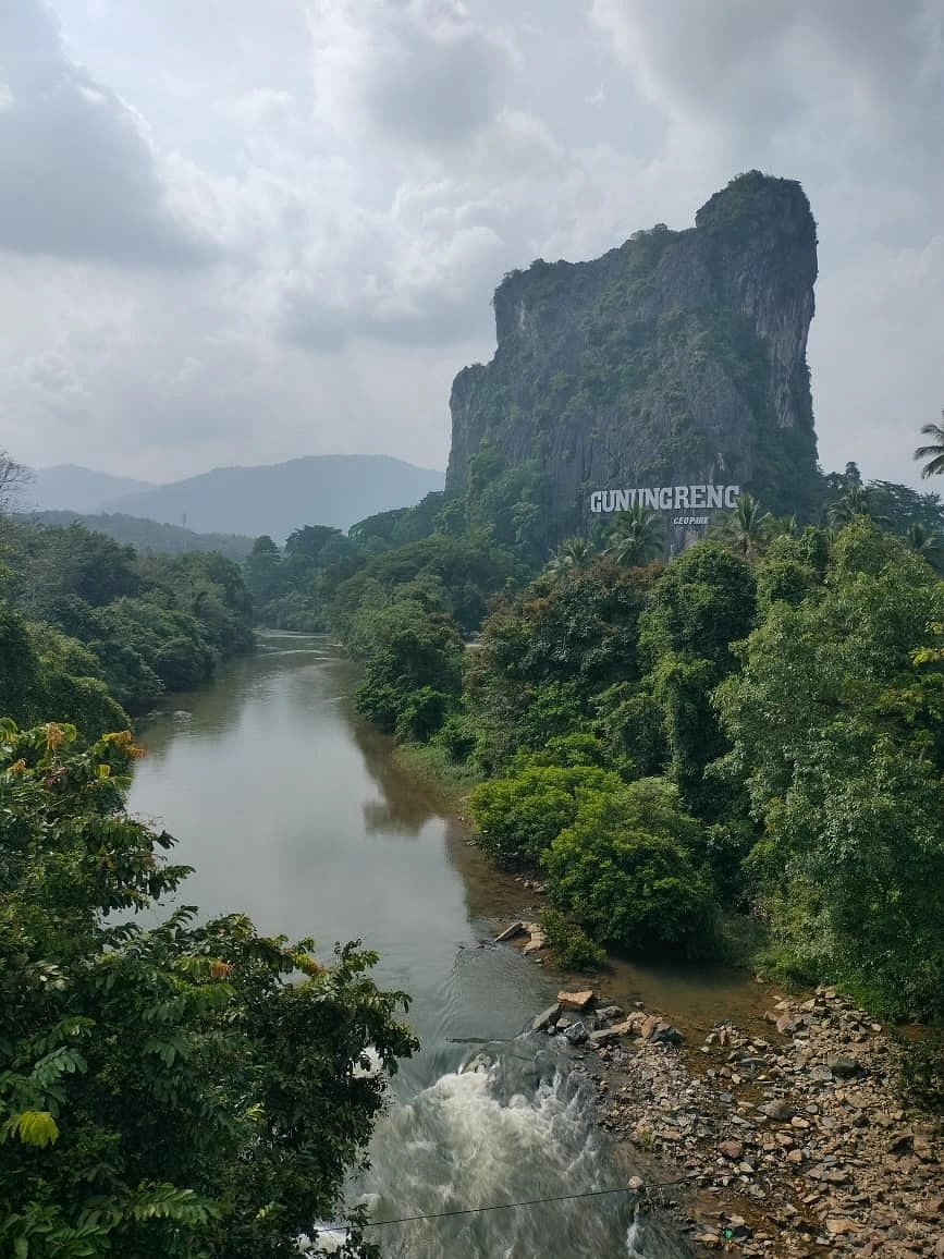 গুনুং রেং নামক পাহাড় বিখ্যাত গুহার জন্য