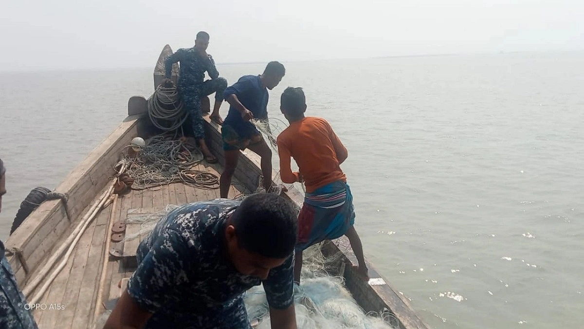 নিষেধাজ্ঞা উপেক্ষা করে চলছে ইলিশ শিকার, গোপনে চলছে বেচাকেনা