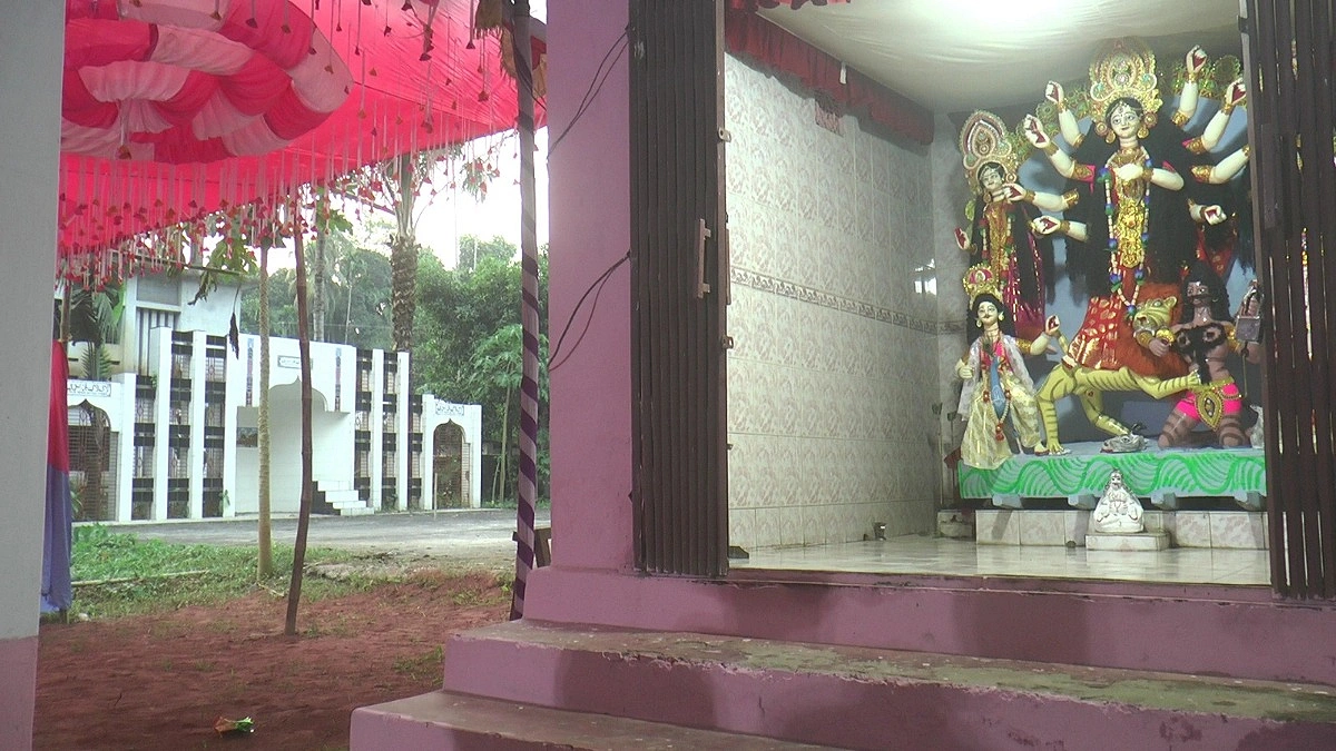 একই আঙিনায় মন্দির-মসজিদ, ৫৬ বছর ধরে সম্প্রীতির বন্ধনে দুর্গাপূজা