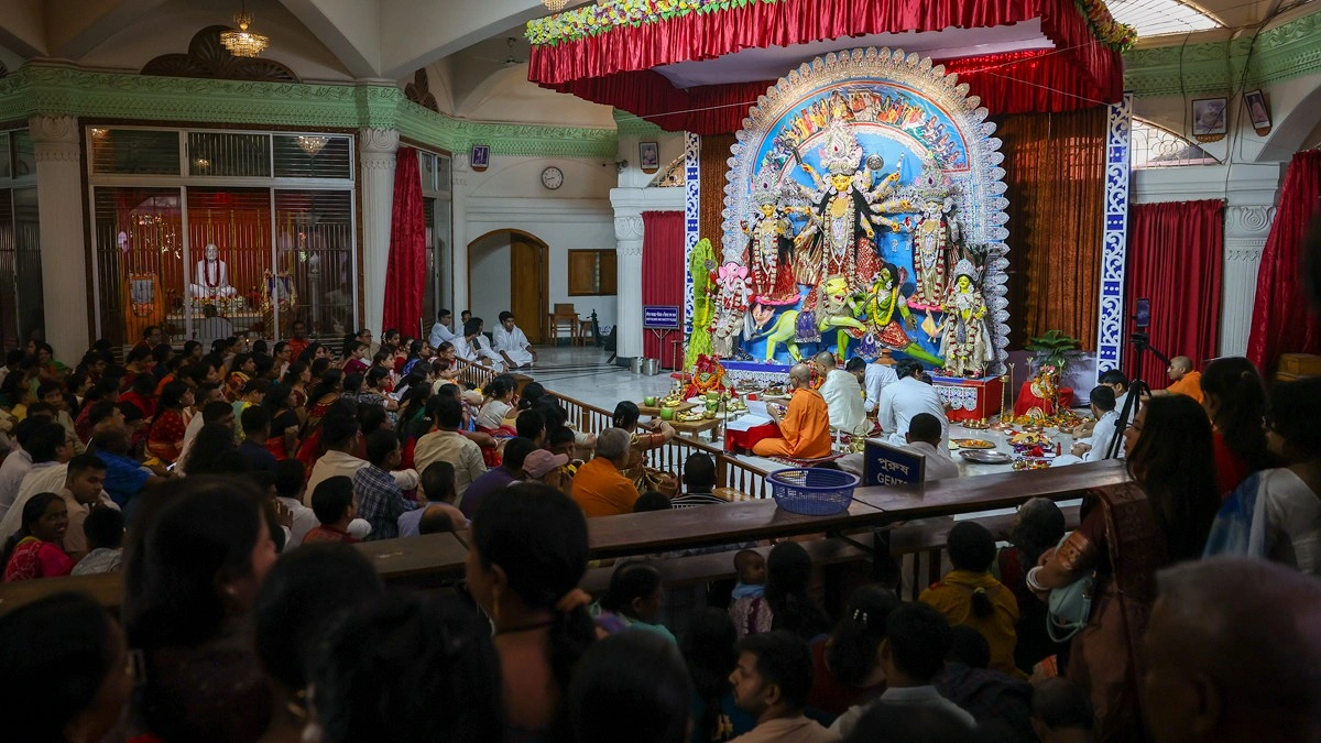 মহাষ্টমীতে রামকৃষ্ণ মঠ ও মিশনের পূজামণ্ডপে চলছে কুমারী পূজার আনুষ্ঠানিকতা