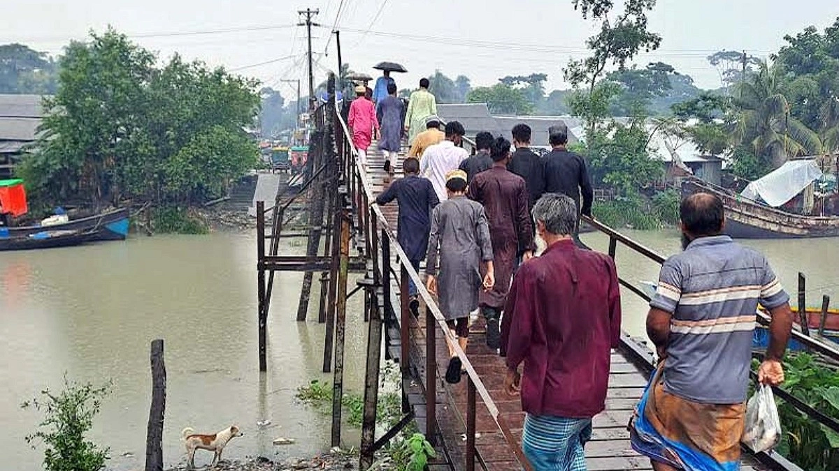 নড়বড়ে কাঠের পুলে ঝুঁকি নিয়ে পারাপার