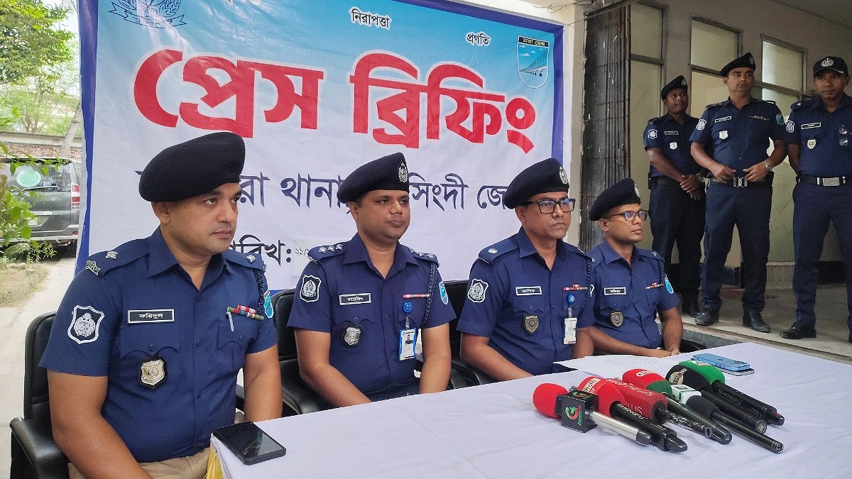 রায়পুরায় ৩ বিদেশি পিস্তলসহ তিনজন আটক