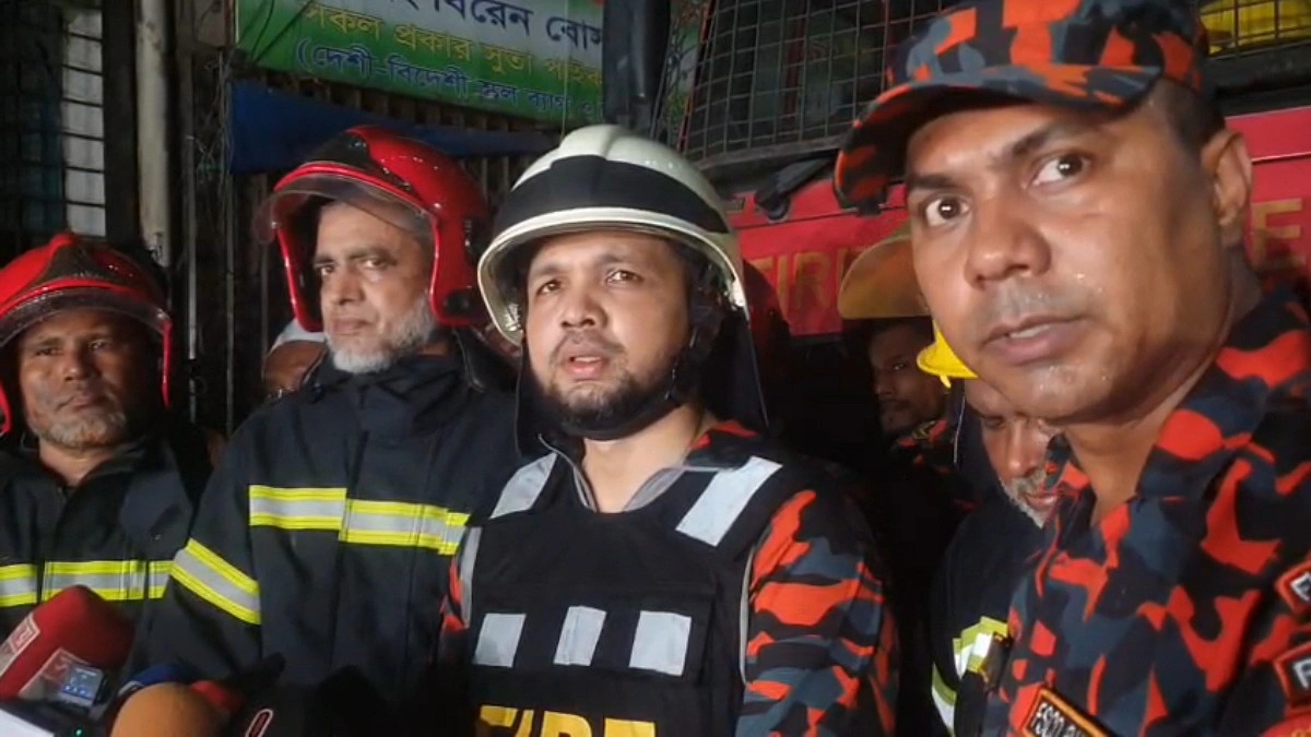 আট ঘণ্টায়ও নেভানো যায়নি চকবাজারের আগুন, কাজ করছেন ১৫০ ফায়ার ফাইটার