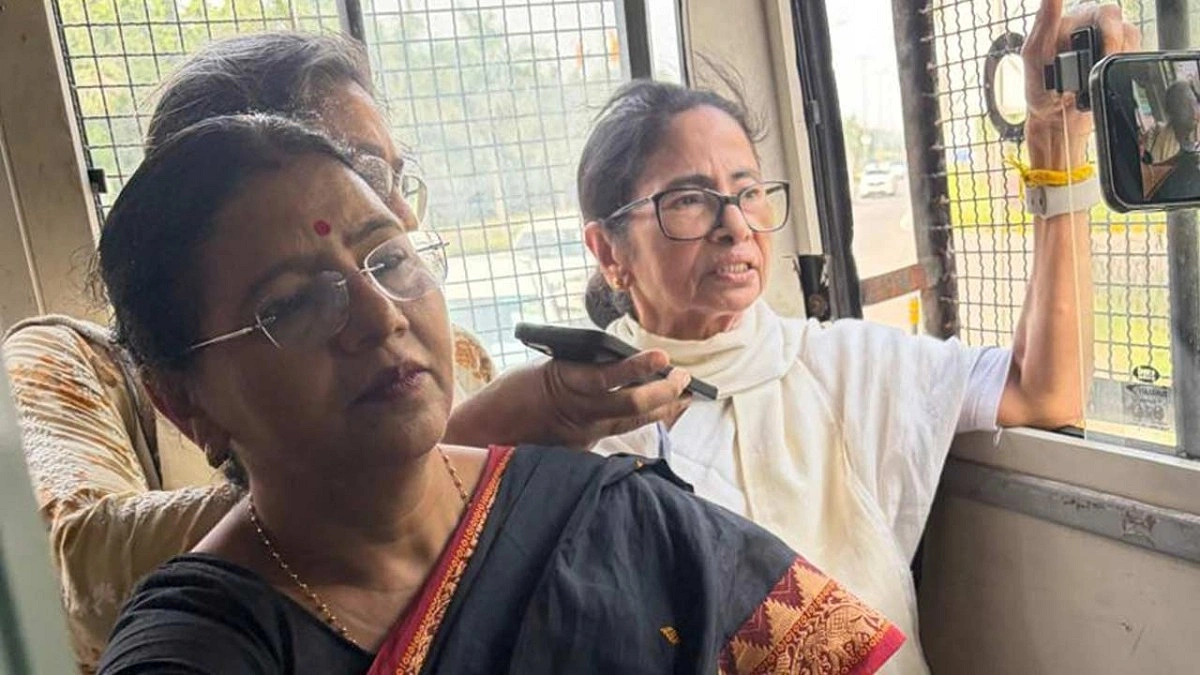 দিল্লিতে বাড়ির সামনে থেকে আটক মমতা