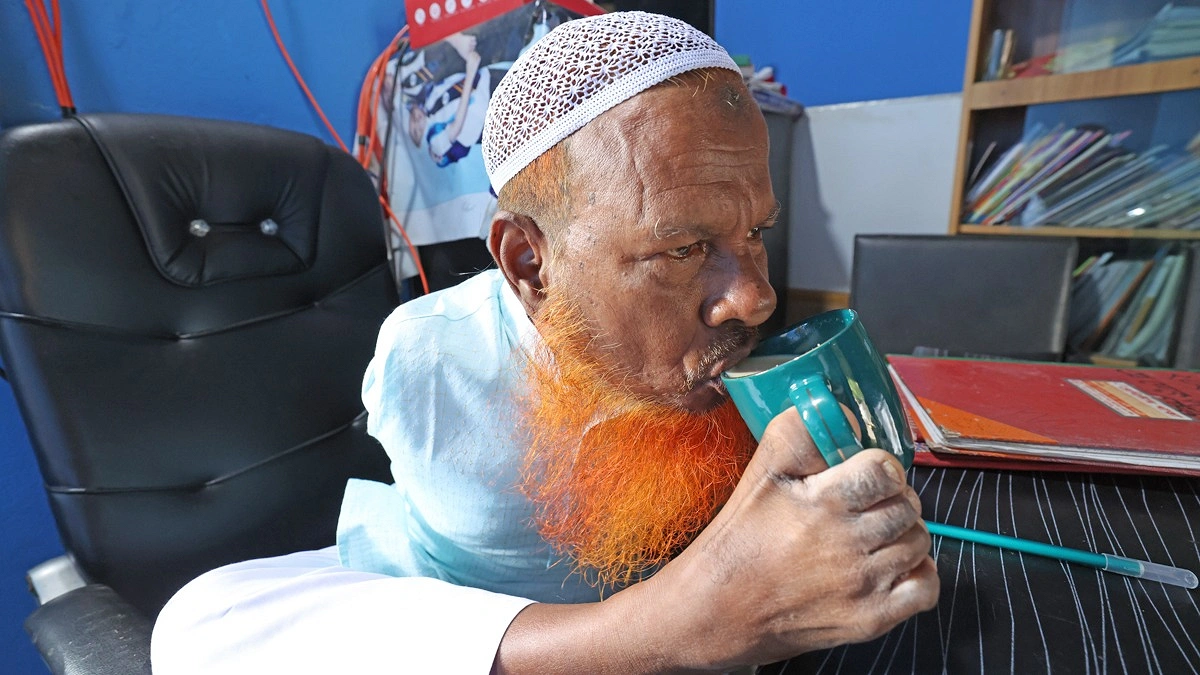 স্কুলের অফিস কক্ষে চা পান করছেন