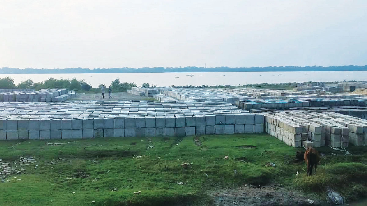 পায়রা নদীর ব্লক নির্মাণে অনিয়মের অভিযোগ