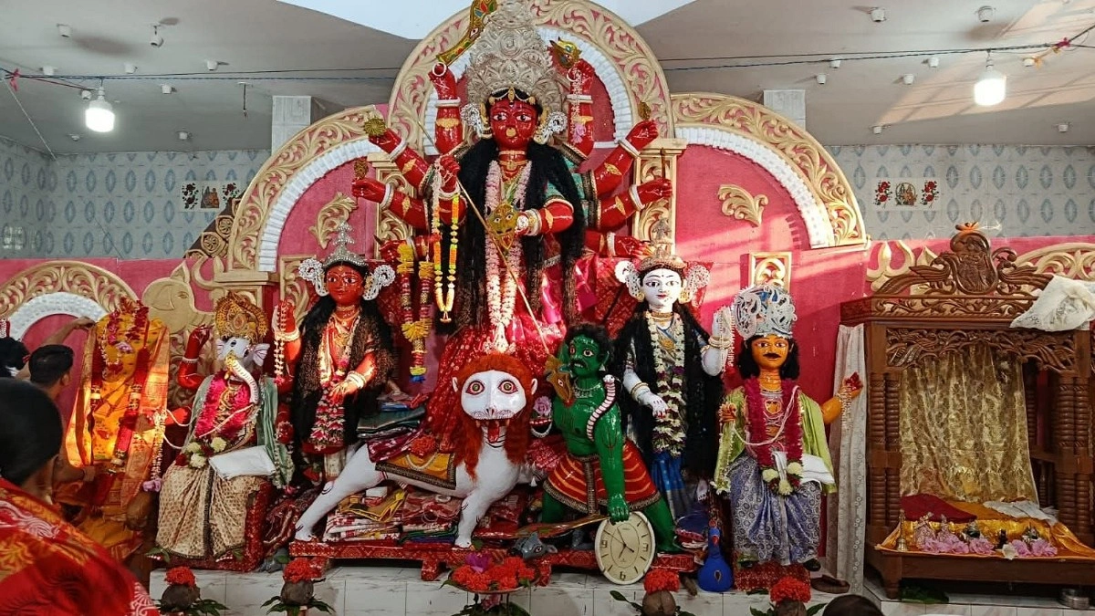 পাঁচগাঁওয়ে দুর্গা কেন রক্তলাল