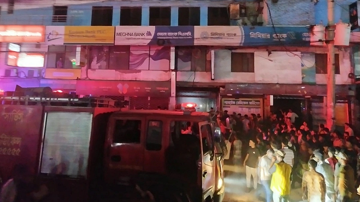 সাভারে মাদানী সুপার মার্কেটের আগুন নিয়ন্ত্রণে