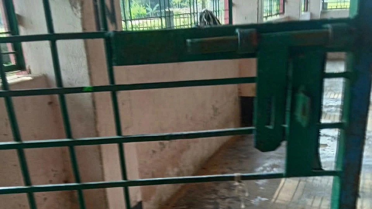 সাত তালা ভেঙে স্কুলে চুরি