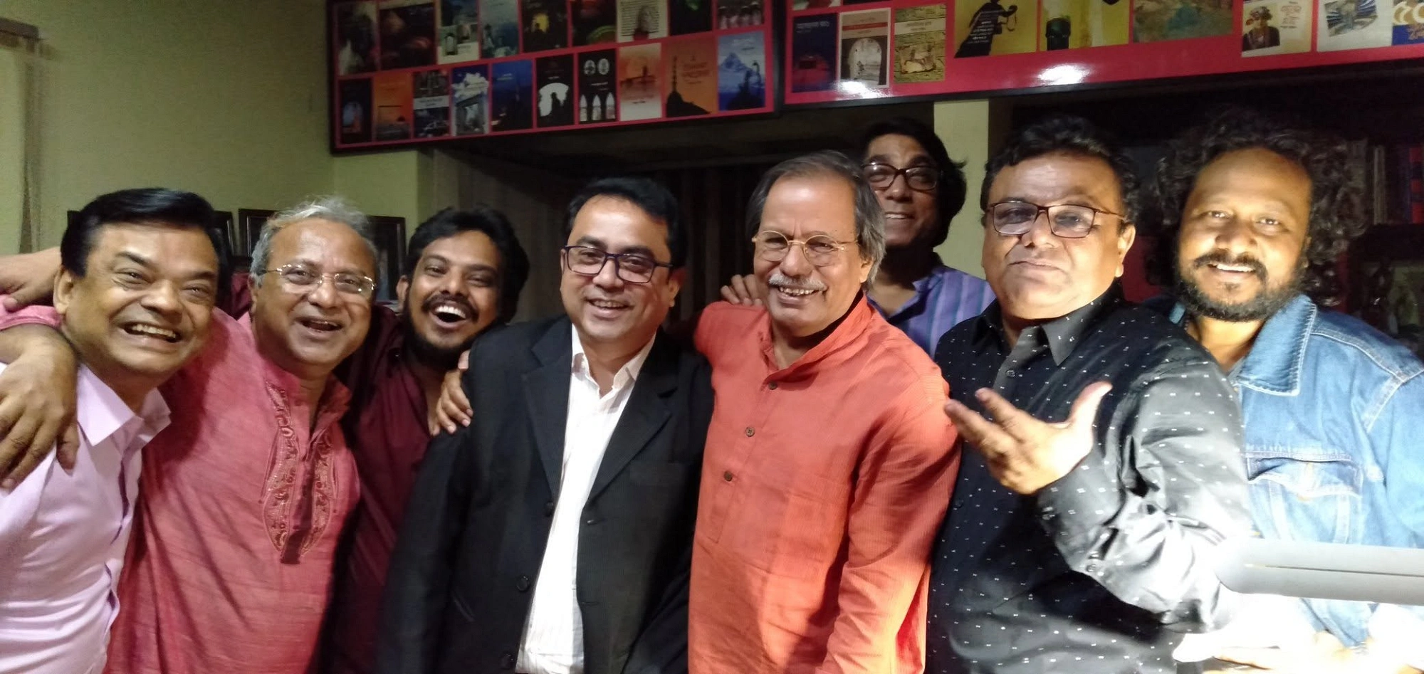 আড্ডা মাতিয়ে রাখতেন এসএমআই স্যার, লেখক স্থপতি শাকুর মজিদের অফিসে জুয়েল আইচ, শাকুর মজিদ, শিমুল সালাহ্উদ্দিন, মোস্তাফিজ শফি, সৈয়দ মনজুরুল ইসলাম, মাসুম রেজা (পেছনে) সৈয়দ ইশতিয়াক রেজা ও মাহবুব আজীজ।