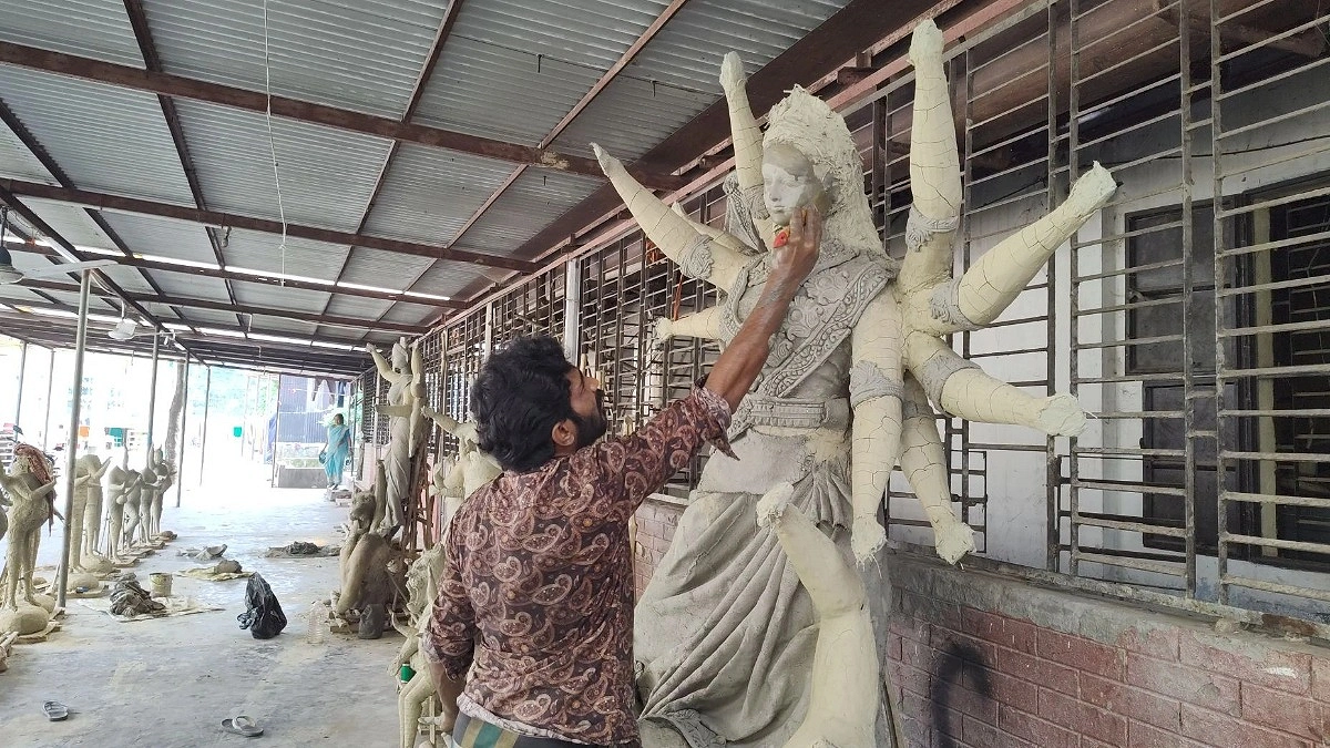 মুক্তাগাছায় ১১৫ মণ্ডপে দুর্গাপূজা, মৃৎশিল্পীদের ব্যস্ততা তুঙ্গে