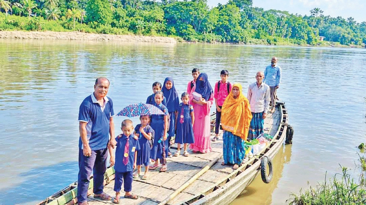 বিনা ভাড়ায় শিক্ষার্থীদের খেয়া পার