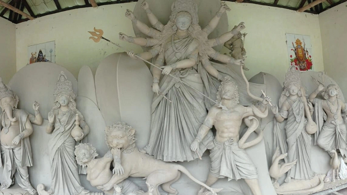 কেন্দুয়ায় দুর্গাপূজা ঘিরে ব্যস্ত প্রতিমাশিল্পীরা