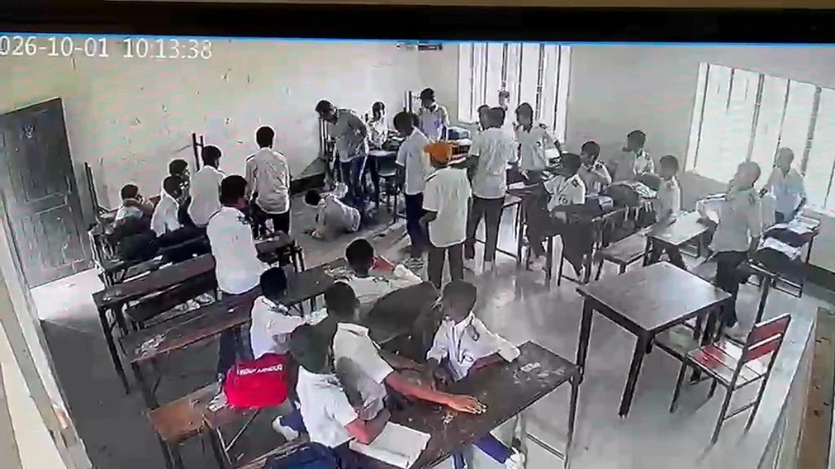 শ্রেণিকক্ষে ঢুকে শিক্ষার্থীকে আছাড়, সহপাঠীর বাবা আটক