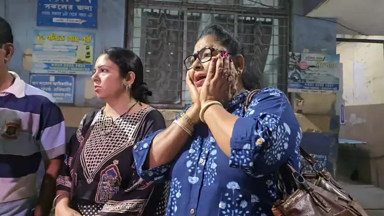 মণ্ডপের বাইরে স্বজনদের আহাজারি। ছবি : সংগৃহীত