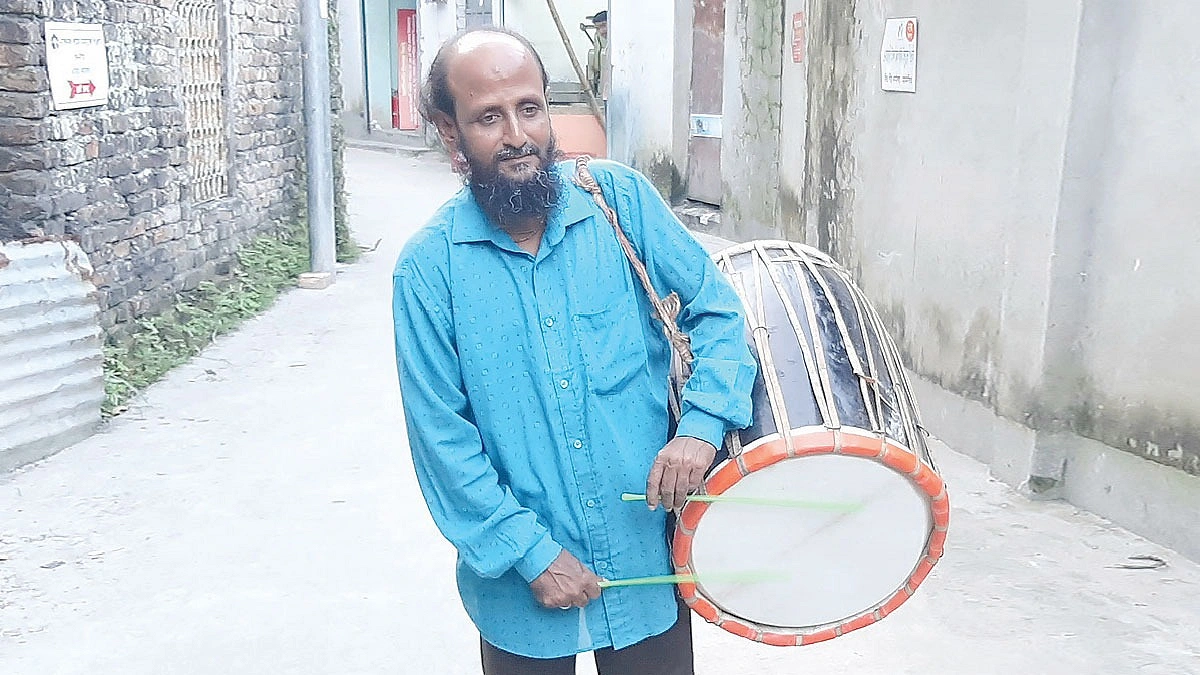 ৪০ বছর ঢাক বাজাচ্ছেন রাজকুমার
