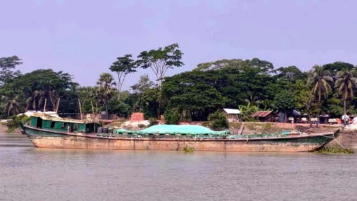 সুন্দরবনে ২৬০ টন কয়লাবোঝাই কার্গো জব্দ, আটক ৯