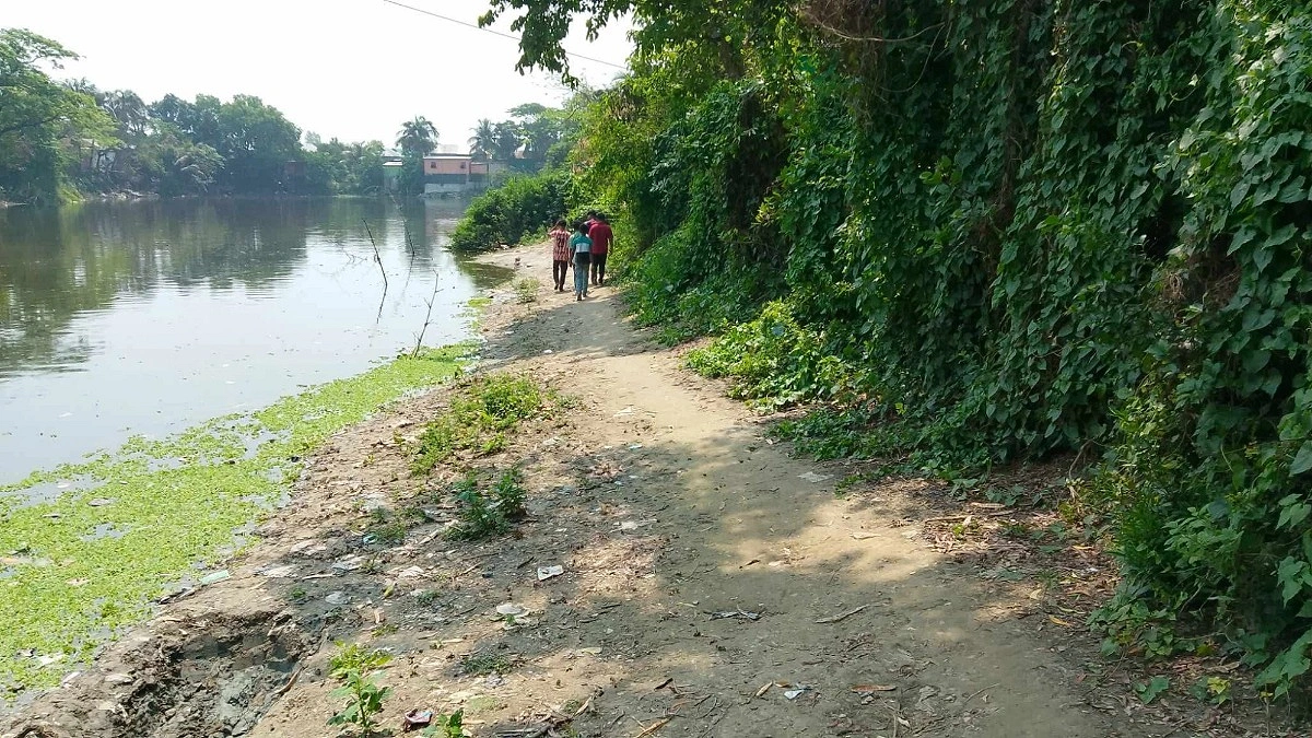 সংস্কারের অভাবে কাচ্চা দিঘিতে বিলীন হচ্ছে সড়ক