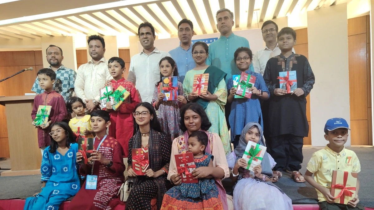 ১২ ভ্রাম্যমাণ লাইব্রেরির সাংস্কৃতিক অনুষ্ঠান
