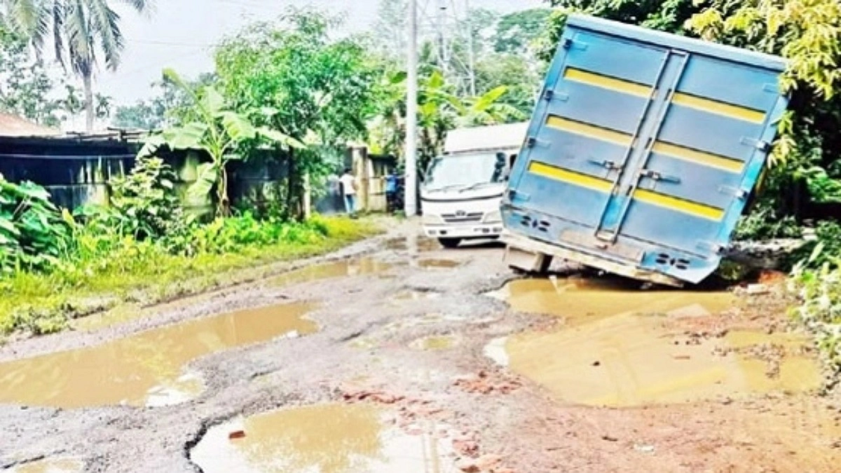 সোনাইমুড়ীতে ১০ কিলোমিটার সড়ক যেন মৃত্যুফাঁদ