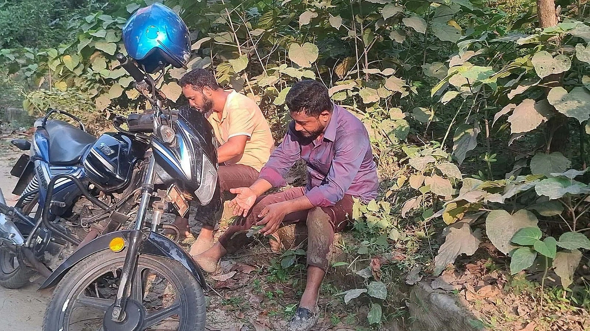 দিনের আলোয় অস্ত্রের মুখে ৫০/৬০ যানবাহনে লুট