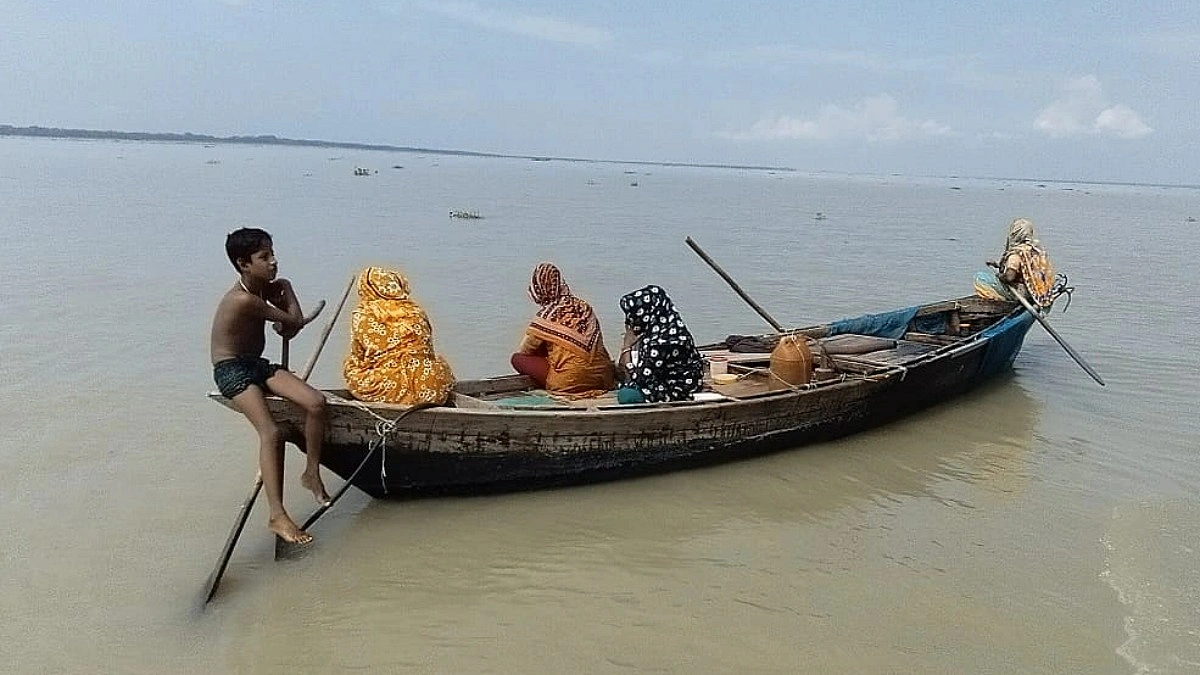 নিষেধাজ্ঞার মধ্যেও চলছে ইলিশ শিকার, নারীরাও অংশ নিচ্ছেন