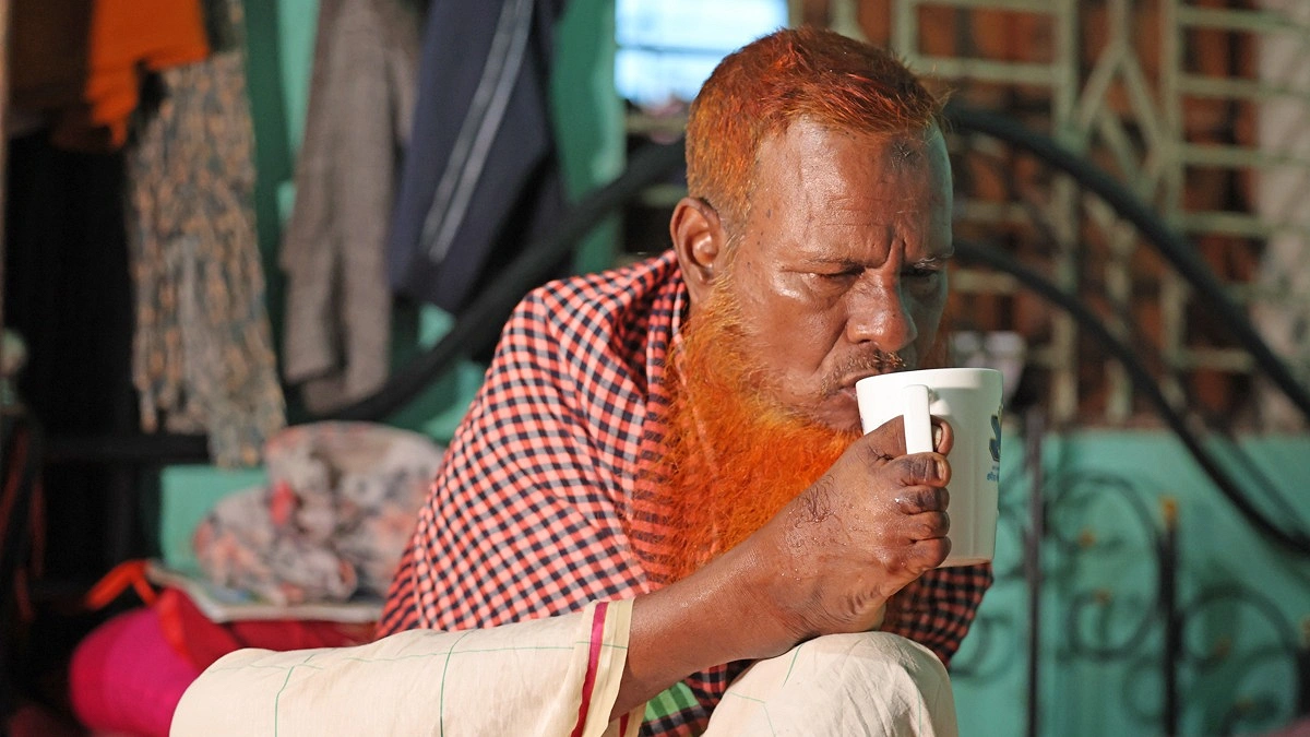 নাশতা শেষে পানি খাচ্ছেন