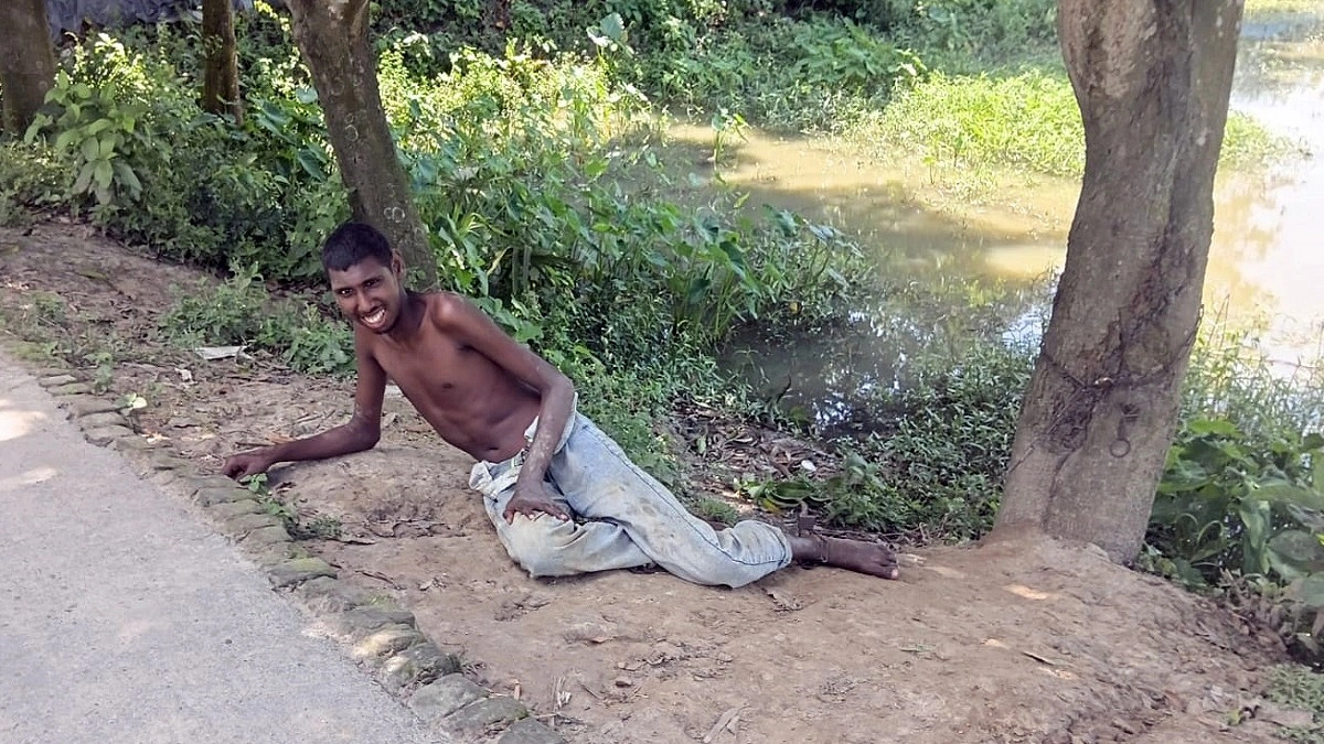 টাকার অভাবে চিকিৎসা বন্ধ, ১২ বছর ধরে শিকলে বাঁধা বকুলের জীবন